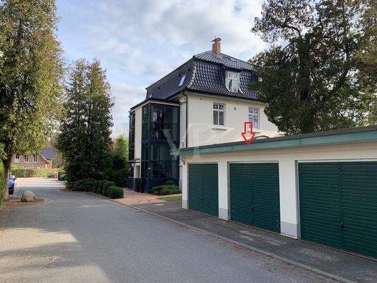 Zufahrt/ mittlere Garage und Treppenhaus