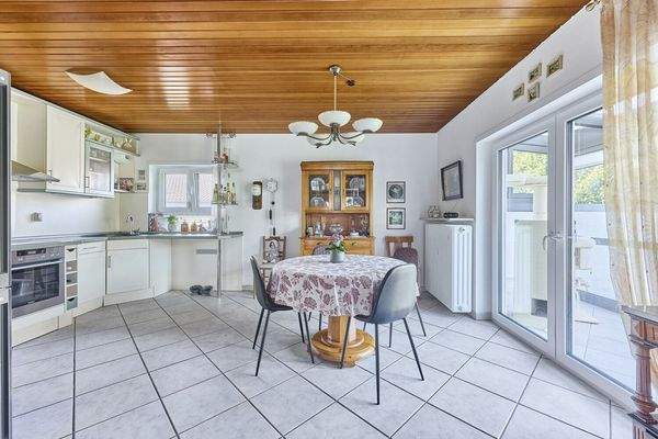 Einbauküche mit Essbereich und Wintergarten Erdgeschoss