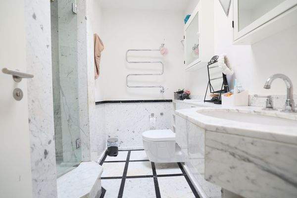 Elgeantes Duschbad mit Oberlicht