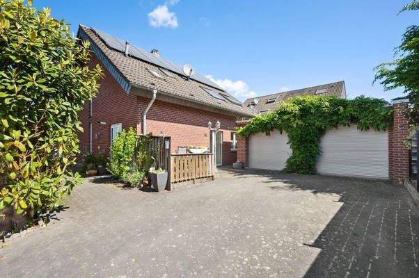 Garage (rechts) mit Stellplätzen