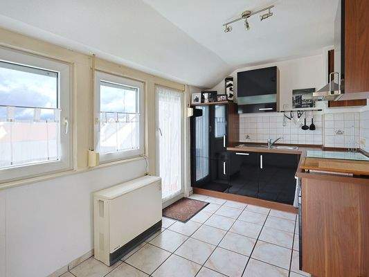 Separate Küche mit Zugang zur Loggia