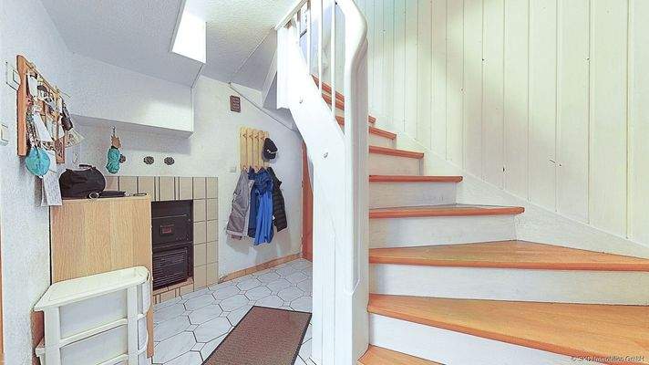 Flur mit Treppe ins Obergeschoss