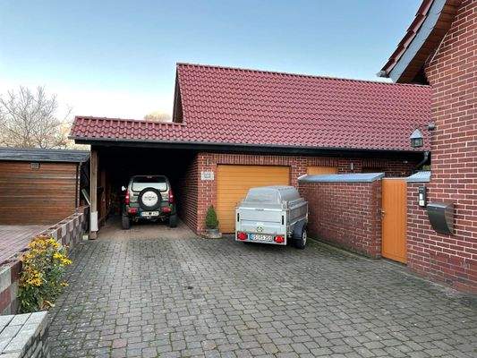 Garage mit angebautem Carport