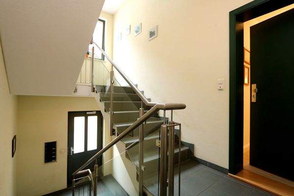 Das helle und gepflegte Treppenhaus 