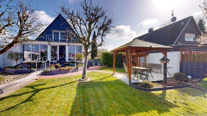 Großer Gartenbereich mit überdachter Terrasse