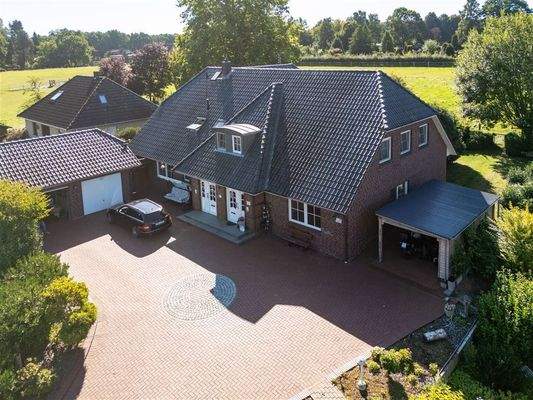 Ansicht Einfahrt mit Doppelgarage und Carport 