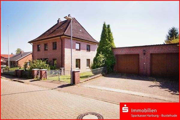 Vorderansicht mit Garagen