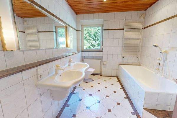 Stylisches Badezimmer im EG