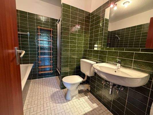 Bad mit Dusche und Wanne.jpeg