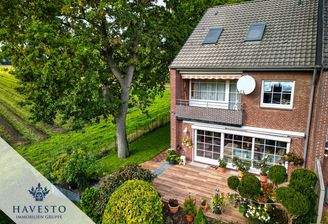 Gartenseite mit neuer Terrasse unter der Eiche