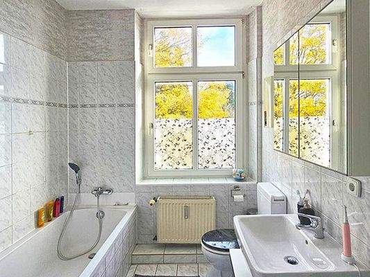 1. OG: Badezimmer mit Wanne und WC