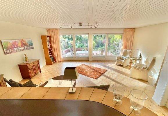 Blick vom Essbereich ins Wohnzimmer