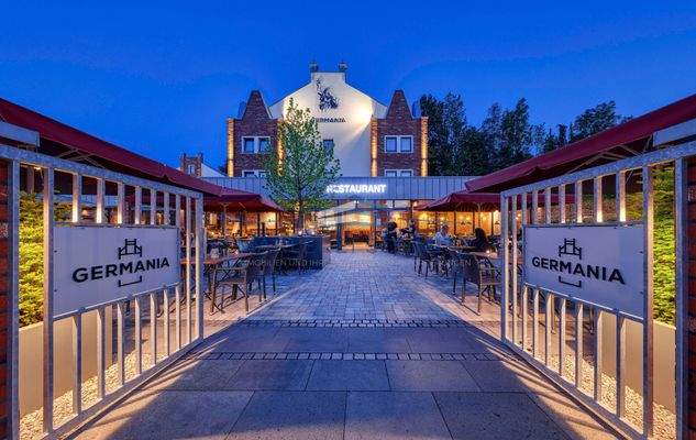 Eingangsbereich bei Dämmerung