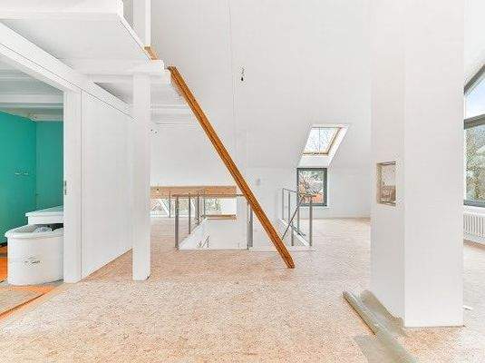 Dachgeschoss mit Blick ins Badezimmer