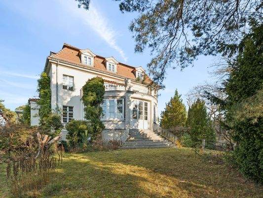 Blick vom Garten zum Haus