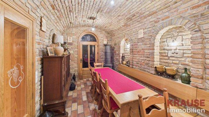 Partyraum mit Weinkeller