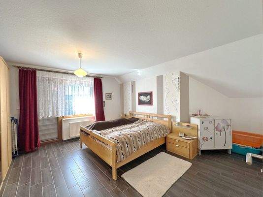 Großes Schlafzimmer im 1.Obergeschoss