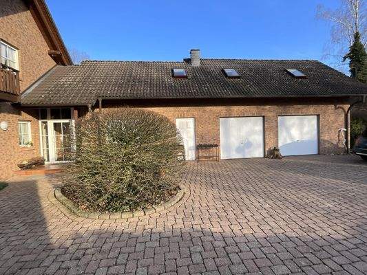 Doppelgarage mit Bürobereich