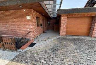 Einfahrt mit Garage