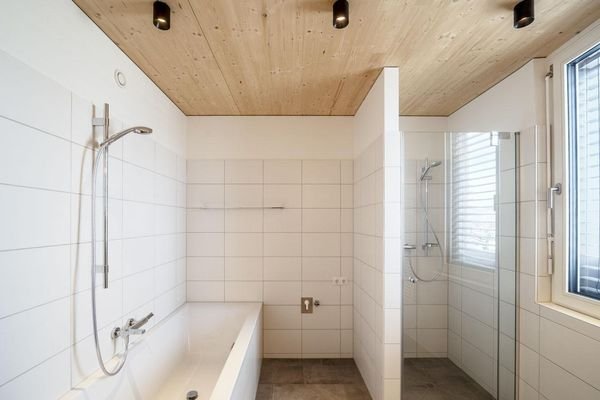Badezimmer mit Fenster, Wanne und Dusche