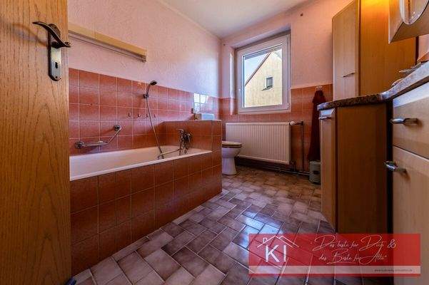 OG Tageslichtbadezimmer (Wanne/ WC)