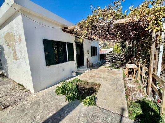 Kreta, Pachia Ammos: Teilweise renoviertes Haus mit Garten zu verkaufen