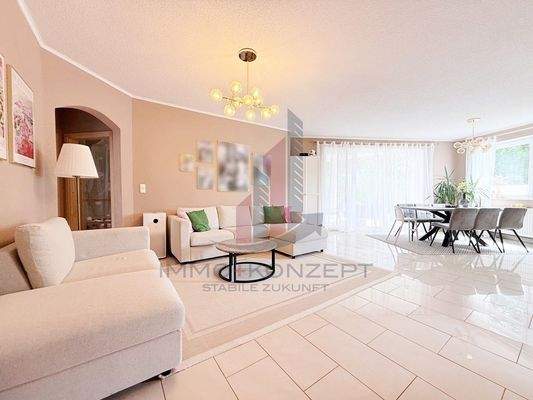 mit angrenzendem Wohnzimmer