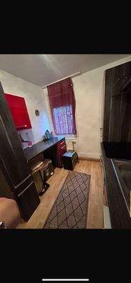 Kleine Küche mit Holzboden