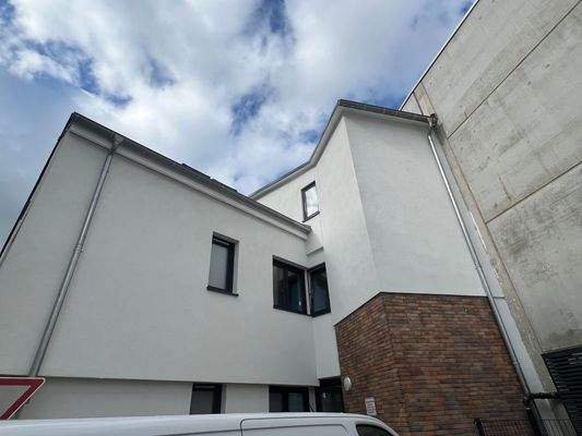 Rückansicht Haus mit KFZ-Stellplatz