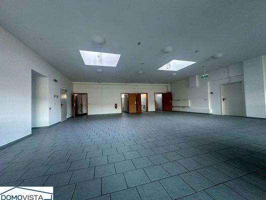 Eingangsbereich mit Aufzug - 250