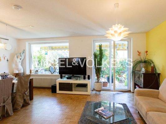 Heller Wohnbereich mit Zugang zur Terrasse