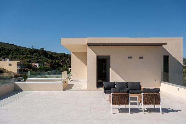 Kreta, Tavronitis: Zeitgenössisch eingerichtete Villa mit Pool zu verkaufen