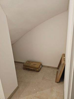 Praktische Nische unter der Kellertreppe