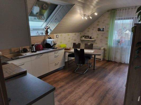 Einbauküche mit gemütlichem Essbereich