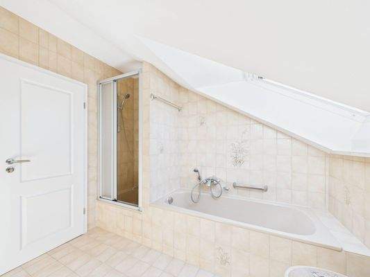 Badewanne und sep. Dusche unter dem Dach, gut belichtet und harmonisch in die Dachschräge integriert