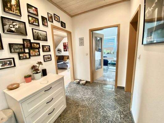 Diele DG Zugang Küche und WZ