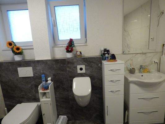 7 OG Bad m Fenster.JPG