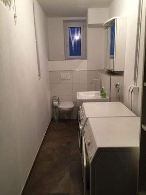 Eigener Keller-WC mit Waschmaschinenanschl.