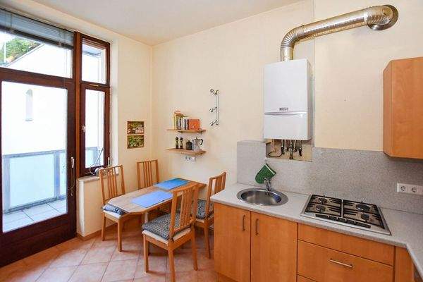 Küche mit Balkonzugang