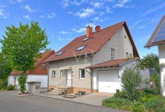 Straßenansicht mit Garage 