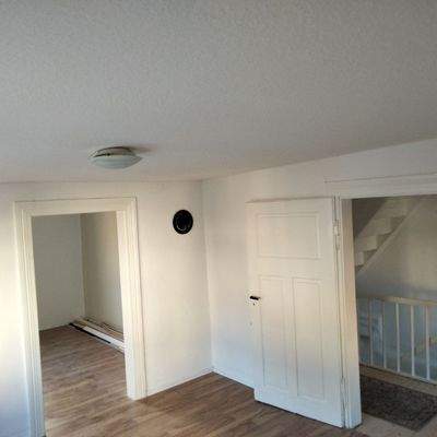 Kleines Haus Durchgangszimmer links Ofenanschluss.jpg