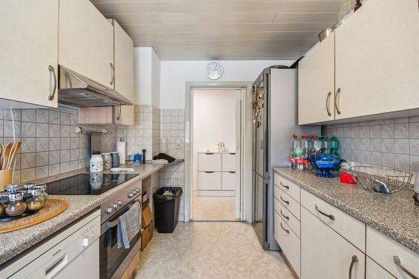 Küche mit Herd & Geschirrspül.