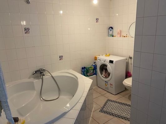 hell, weiß gefliestes Badezimmer