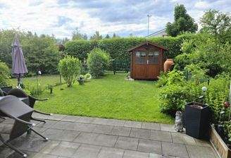 ... ruhige Südterrasse mit Gartenhütte ...