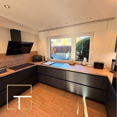 Moderne Küche mit Holzdeta.jpg