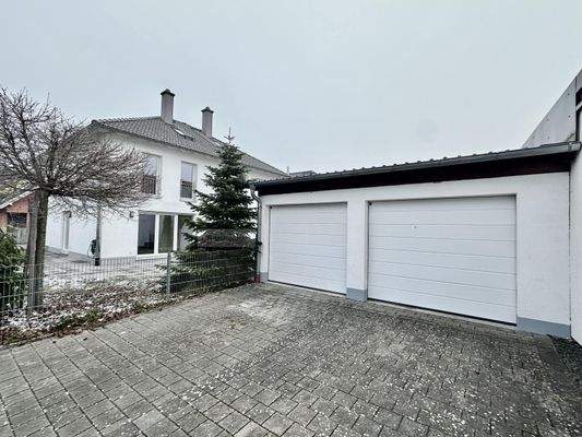 Haus Nr. 14 mit den zwei Garagen