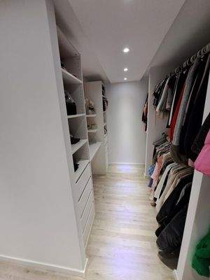 Begehbarer Kleiderschrank UG mit Schränken