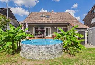 Haus+Pool Gartenansicht