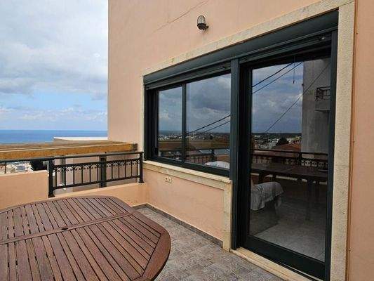 Kreta, Koutouloufari: Haus im Dorfzentrum mit großer Dachterrasse mit herrlichem Blick auf Hersonissos und das Meer zu verkaufen