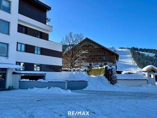 Außenansicht mit Skipiste im Winter